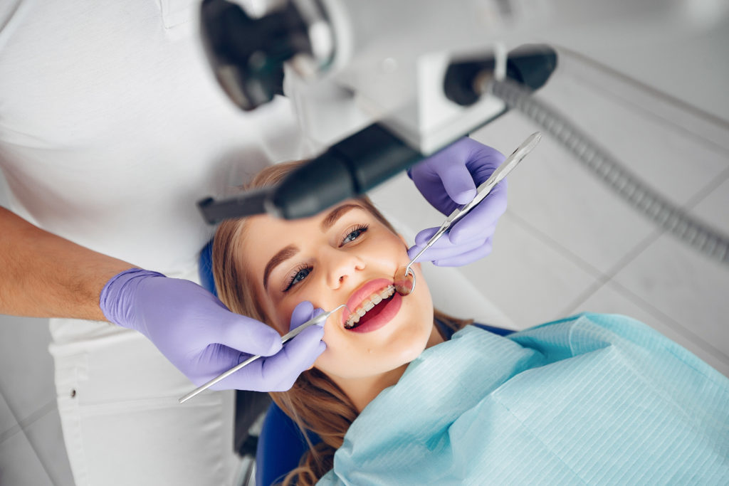 femeie la consult stomatologic pentru implant dentar timisoara clinica ismildental